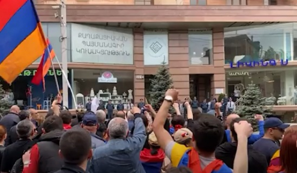 «Партия турок»: демонстранты прошли рядом с офисом партии «Гражданский договор» (видео)